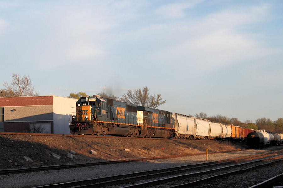 Northbound Q418-20 has standard cab SD60 8721 leading, upgrade bound for Selkirk